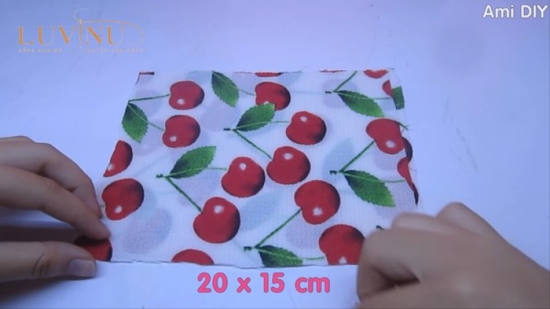 Gấp đôi 2 miếng vải có kích thước là 20 x 15 cm