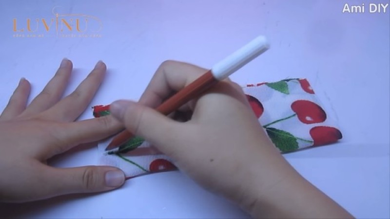 Vẽ đường thẳng và đường xiên theo hình dáng chiếc quần