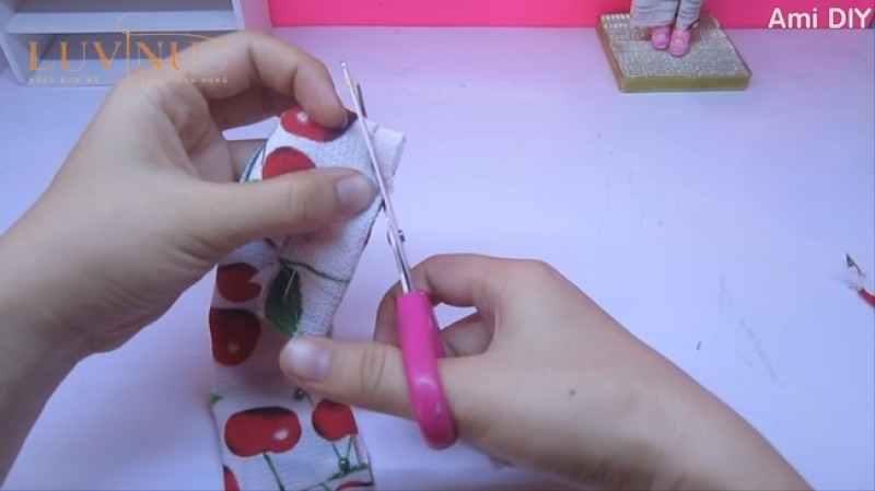 Tiếp đến cắt phần cổ của áo dài