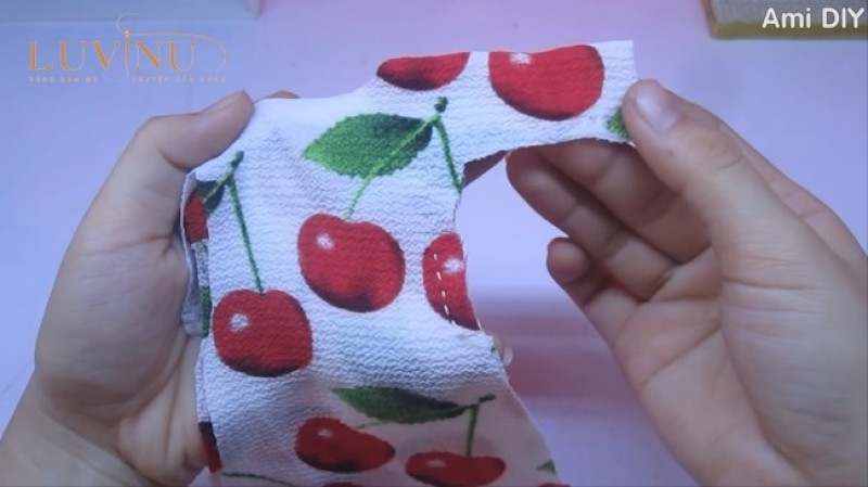 Dùng kim khâu từ cổ áo, cánh tay cho tới phần eo, trừ phần tà áo