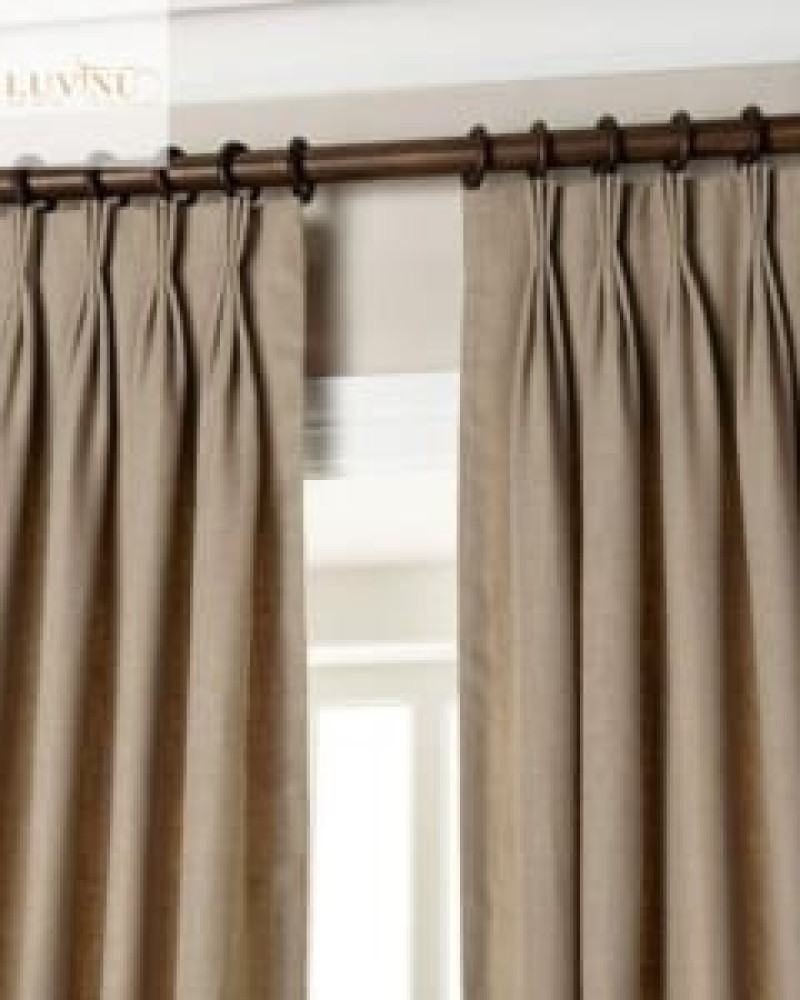 Thao tác may cạp hoặc đục lỗ sản phẩm đòi hỏi sự tỉ mỉ và cẩn thận