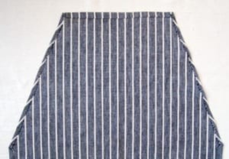 Bạn gấp dọc đường chéo 2 bên vào mặt trái 0.5cm rồi khâu lại. 