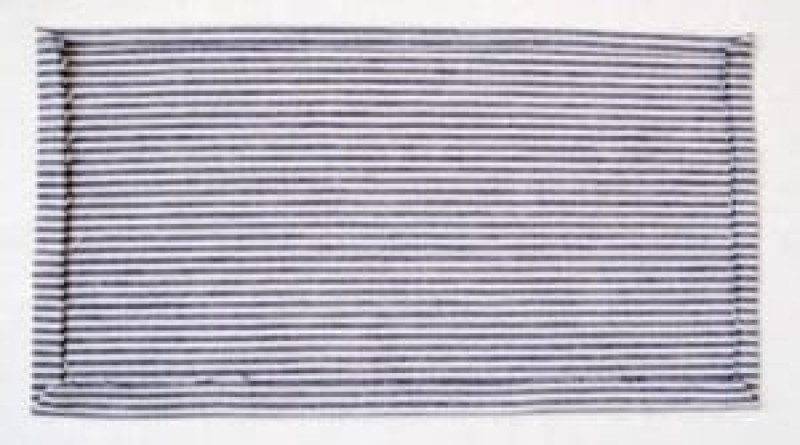 Bạn gấp 2 mép trái, phải của tấm vải túi vào phía mặt trái 1cm. Thực hiện tương tự cho mép bên dưới. 