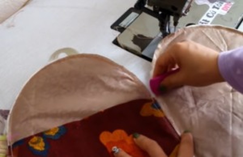 Sau đó, bạn ghép 2 bên hông vào đáp khóa. 