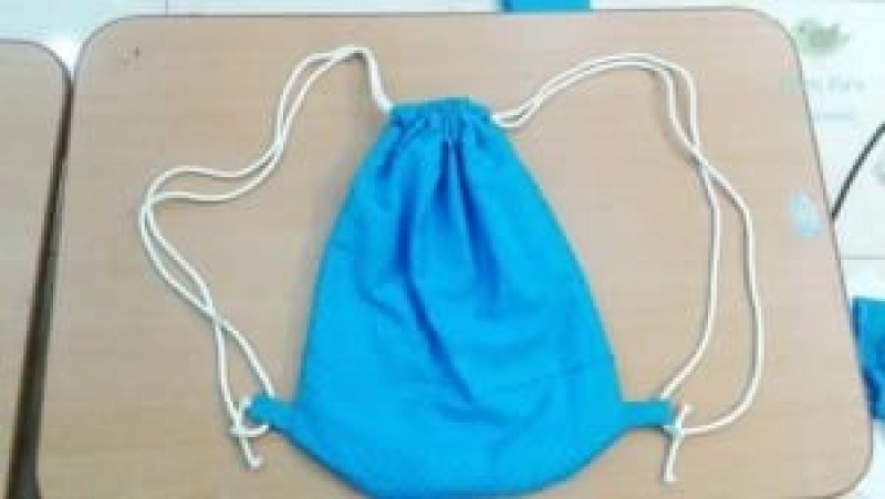 Bạn cắt 2 tấm vải nỉ và vải trắng theo hình chữ nhật theo kích thước mong muốn. 