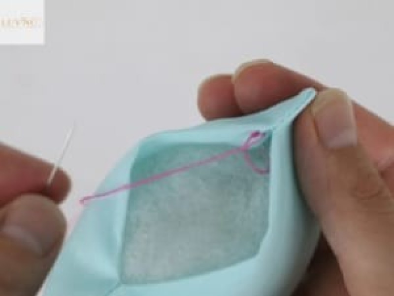 Bước 1 của cách may gối bằng được may giấu chỉ tại nhà