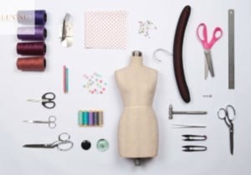 Đừng quên chuẩn bị một số dụng cụ quen thuộc để bắt tay vào may xẻ tà chân váy