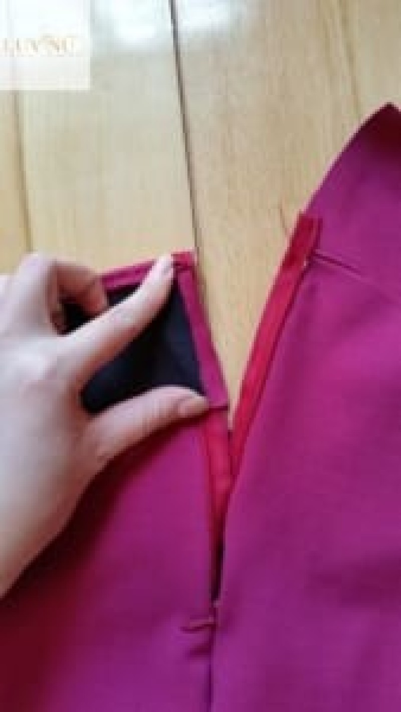 Lật lót ra mà may điểm 2 đầu ngón tay giữ sao cho ra thành phẩm như trong hình