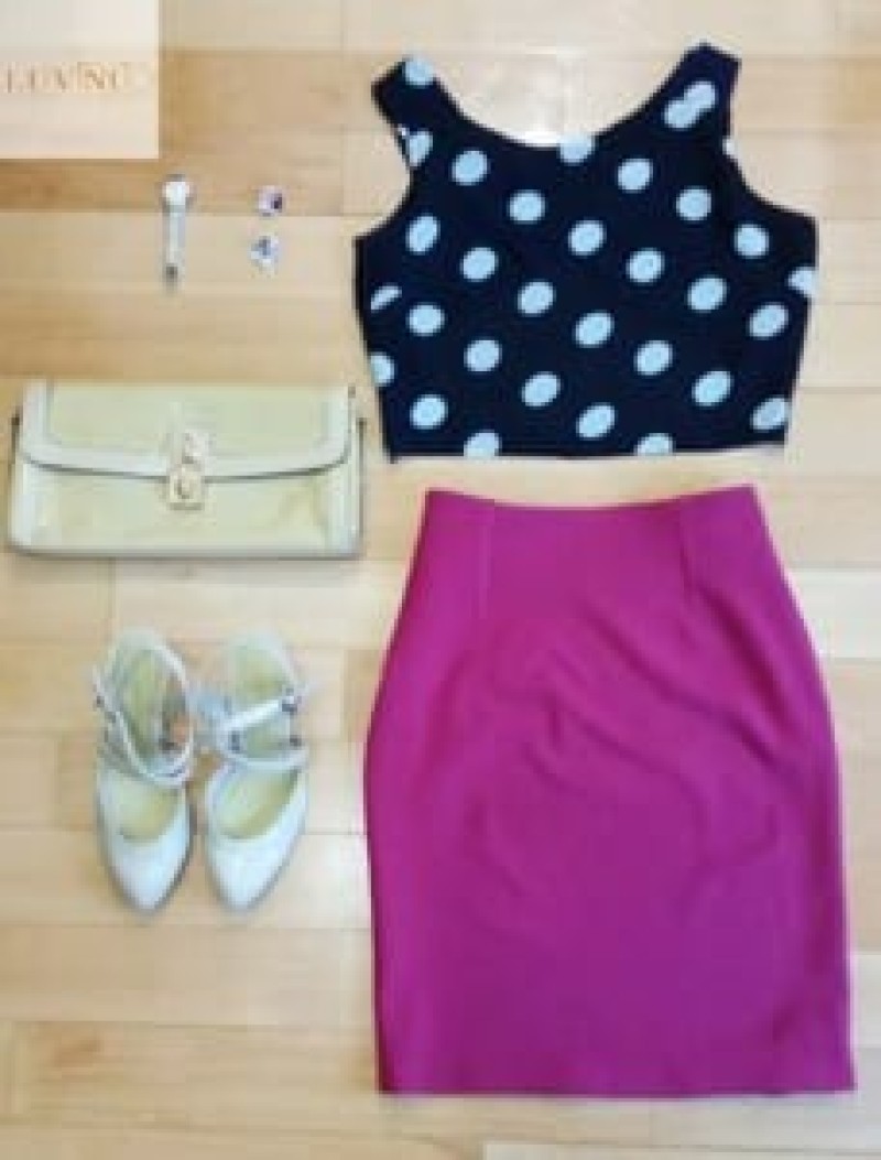 Chân váy xẻ tà kết hợp với crop top 2 dây cùng giày cao gót là lựa chọn hoàn hảo cho không gian tiệc, sự kiện sang trọng.