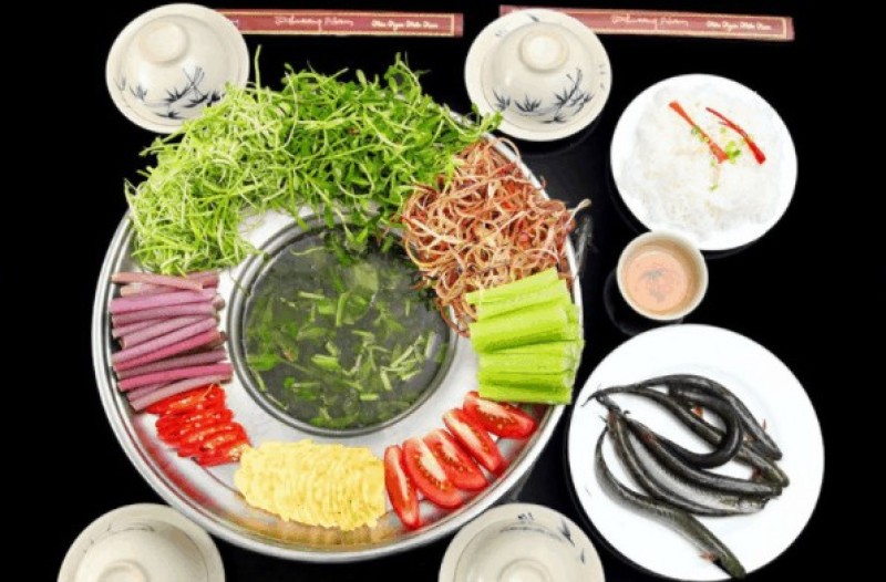 Tận hưởng món lẩu súng tuyệt ngon tại biển Long Hải (Ảnh ST)