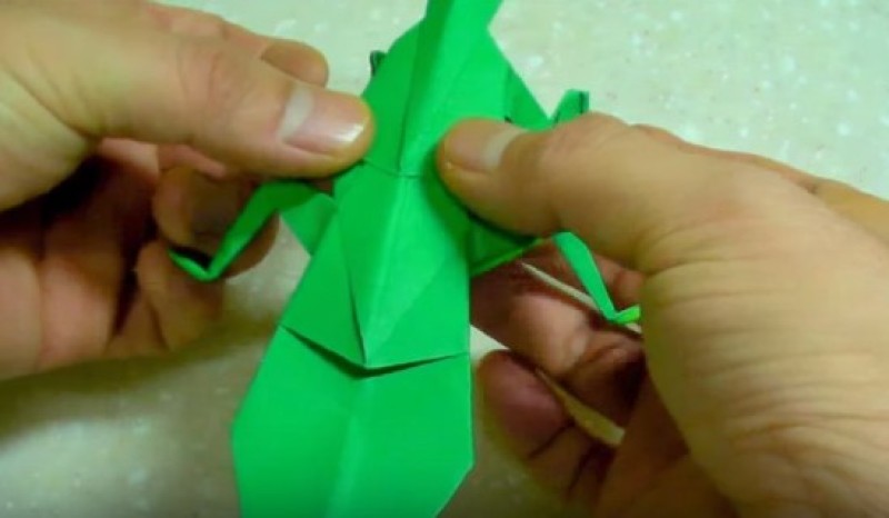 Cách xếp con bọ ngựa theo phong cách origami