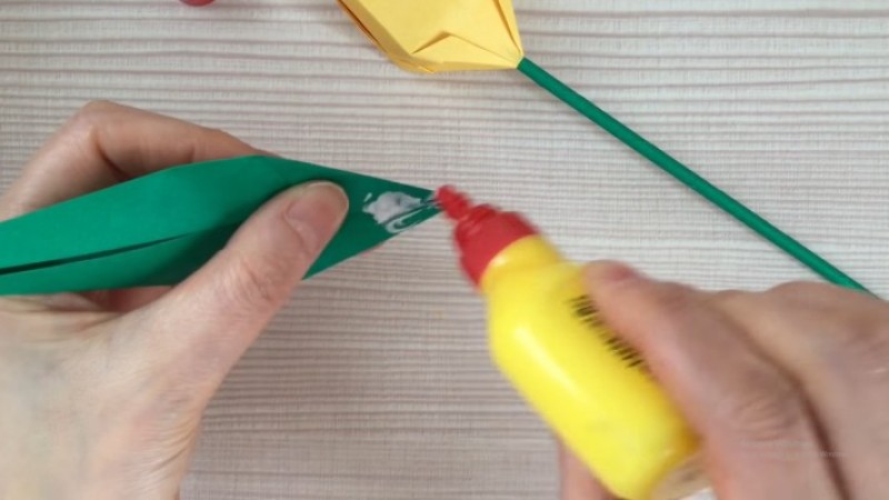 cách gấp hoa tulip bằng giấy-Bước 9