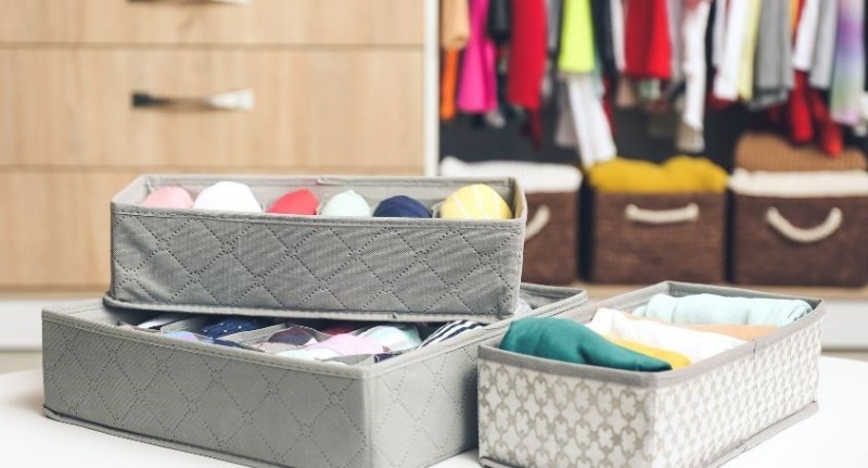Dùng những tấm vải cũ để bọc quần áo