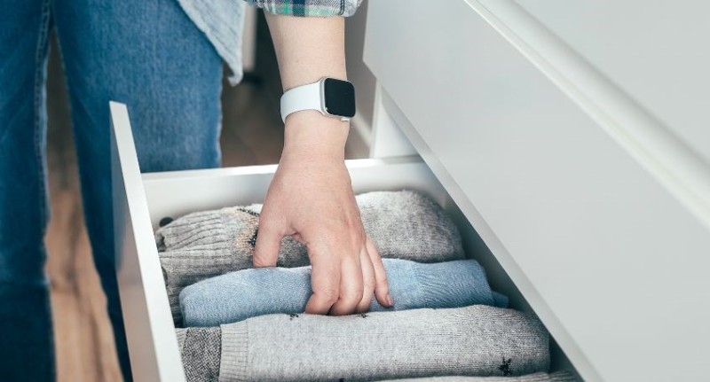 Nên xếp những bộ đồ len vào tủ gọn gàng