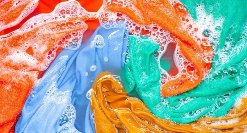 Giặt sạch quần áo trước khi đem cất