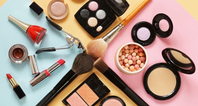 Hạn chế quần áo tiếp xúc trực tiếp với mỹ phẩm