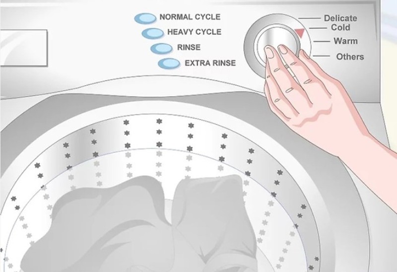 Lộn trái quần áo và cho vào máy giặt 