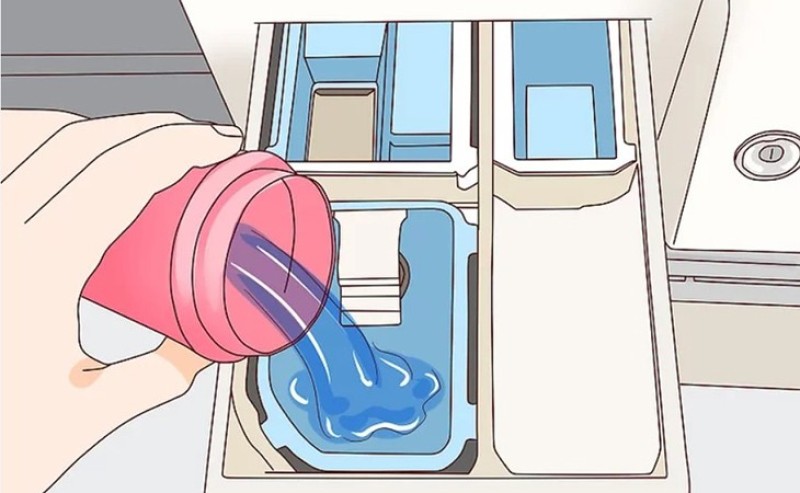 Ngâm quần áo với nước xả vải để hạn chế tình trạng quần áo bị phai màu