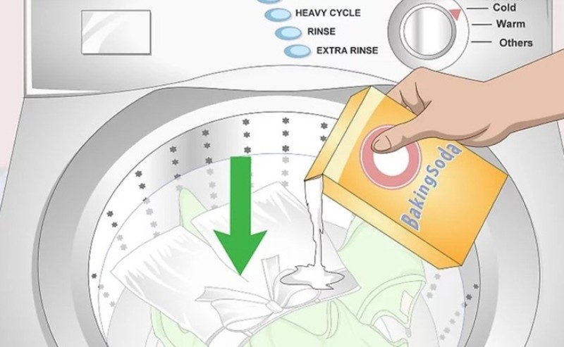 Thêm baking soda vào lồng giặt cùng quần áo 