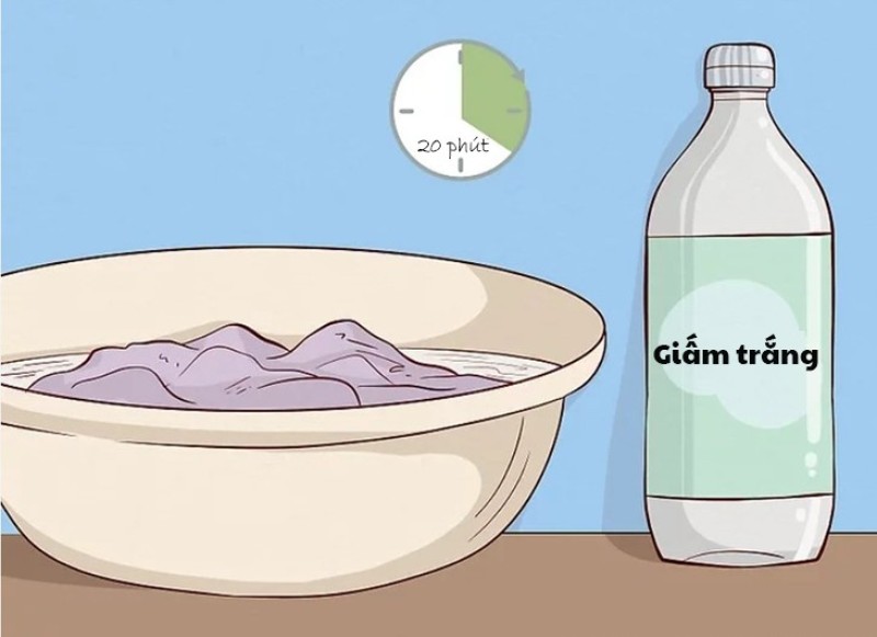 Ngâm quần áo vào nước giấm khoảng 20-30 phút-Bước 1