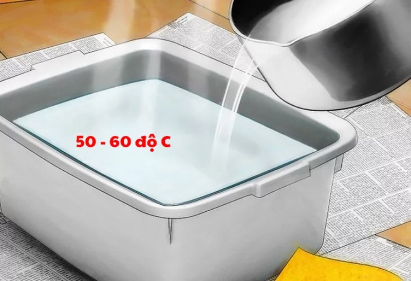 Đổ nước nóng 50 - 60 độ vào chậu to.