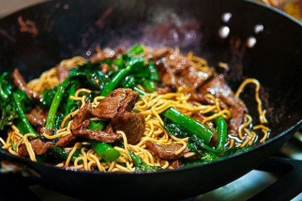 Bữa Sáng Nhanh Gọn Với Thịt Bò Xào Mì Tôm Thơm Ngon, Bổ Dưỡng