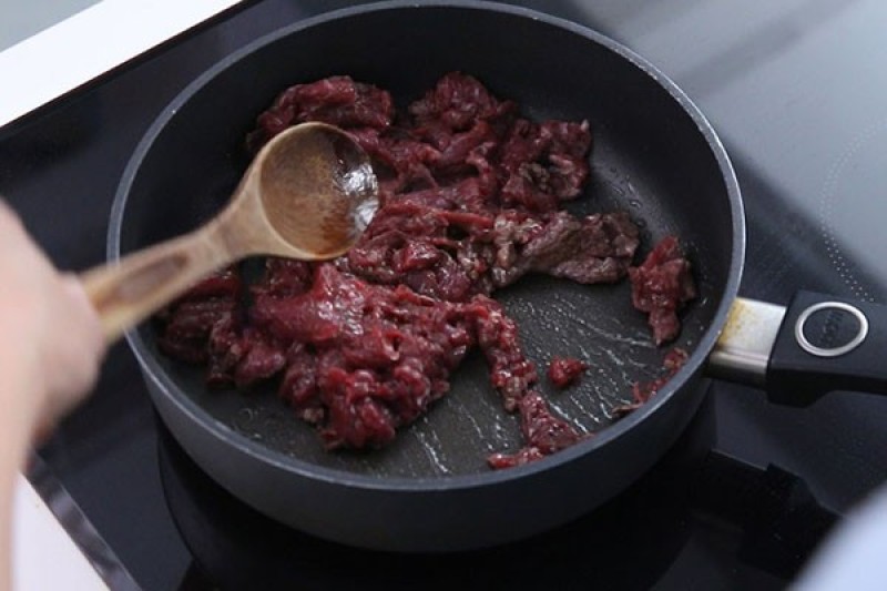 Xào thịt bò cho săn, chín.
