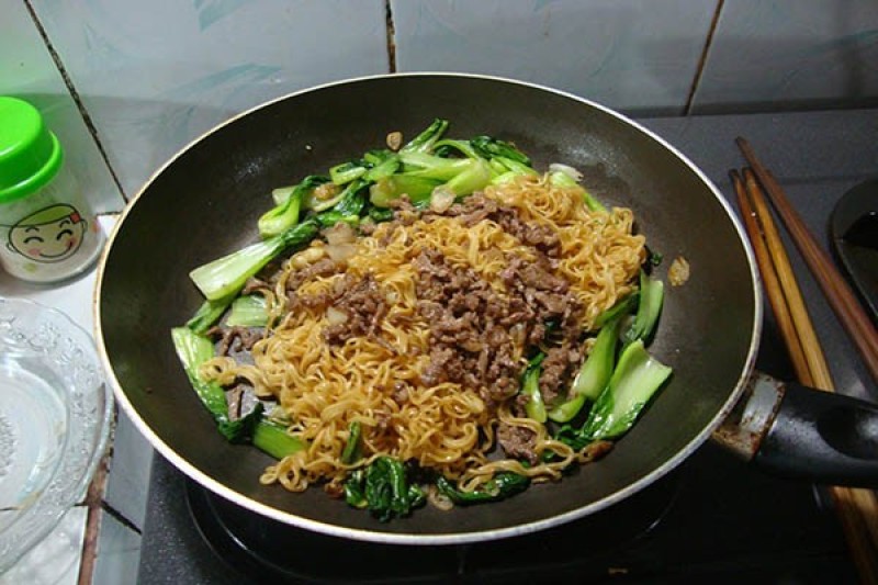 Cho tất cả nguyên liệu vào cùng xào.
