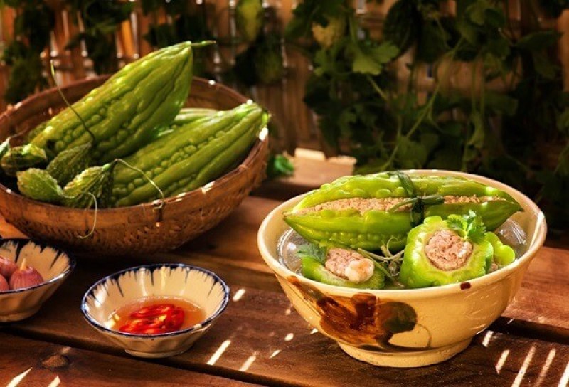 Canh mướp đắng nhồi thịt cũng là món ăn phổ biến trong bữa cơm gia đình.