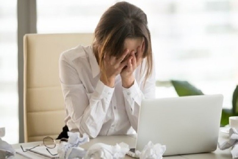 Stress, căng thẳng là nguyên nhân khiến mụn đầu đen xuất hiện.