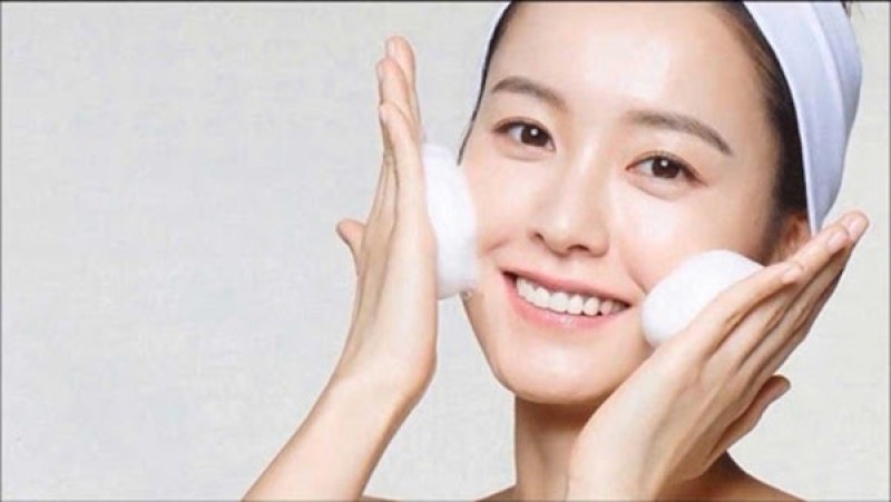Bạn nhớ tạo bọt sữa rửa mặt thật kỹ để hạn chế sự bào mòn da.