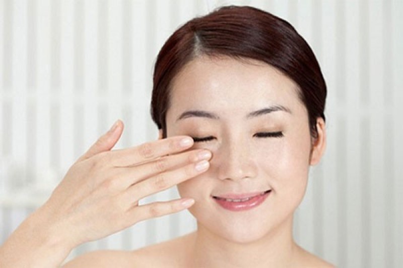 Dùng tay massage để tinh chất thẩm thấu tốt hơn.