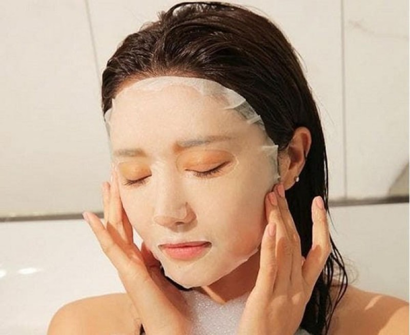 Đắp mặt nạ thường xuyên vào mùa đông sẽ giúp da luôn đủ độ ẩm, căng mịn.