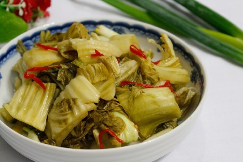 Ăn dưa muối chung với thịt heo kho tàu để giảm độ ngán