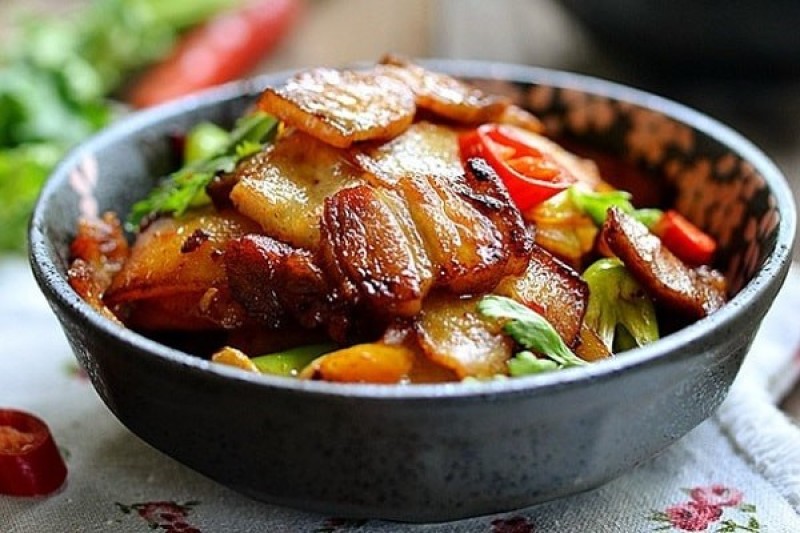 Ăn thịt kho cháy cạnh cùng cơm nóng.