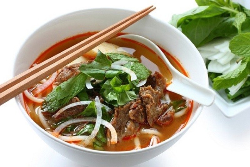 Tô bún bò Huế nóng hổi thơm lừng