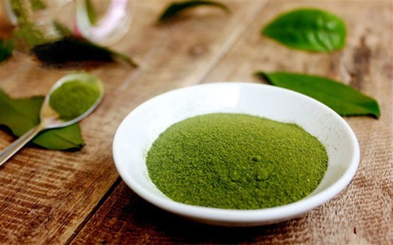 Bột trà xanh có công dụng ngăn ngừa mụn rất tốt.