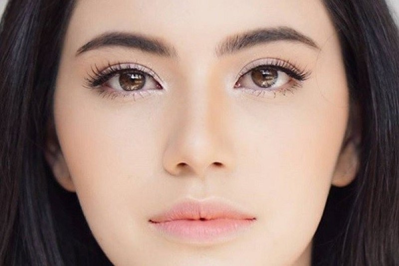 Lông mày cánh cung được các cô nàng châu Á ưa chuộng.