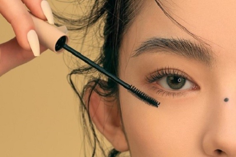 Dùng mascara giúp chân mày tơi và có màu sắc tự nhiên.