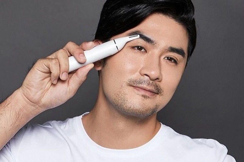 Cắt tỉa lông mày thường xuyên giúp nam giới có chân mày gọn gàng