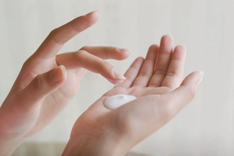 Thoa các sản phẩm phục hồi da để chữa lành vết thương sau khi nặn