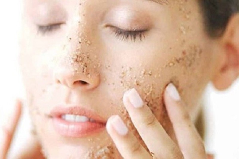 Không nên tẩy tế bào chết từ 2 – 3 ngày sau khi nặn mụn