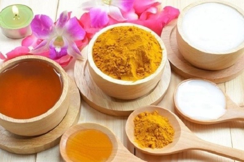 Kết hợp mật ong, nghệ tươi và sữa tươi sẽ tạo nên một lớp mặt nạ giúp làn da chắc khỏe