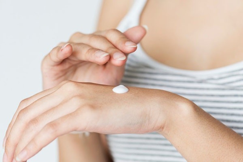 Bạn nên thử mỹ phẩm trước khi sử dụng để xem có phù hợp với da hay không.