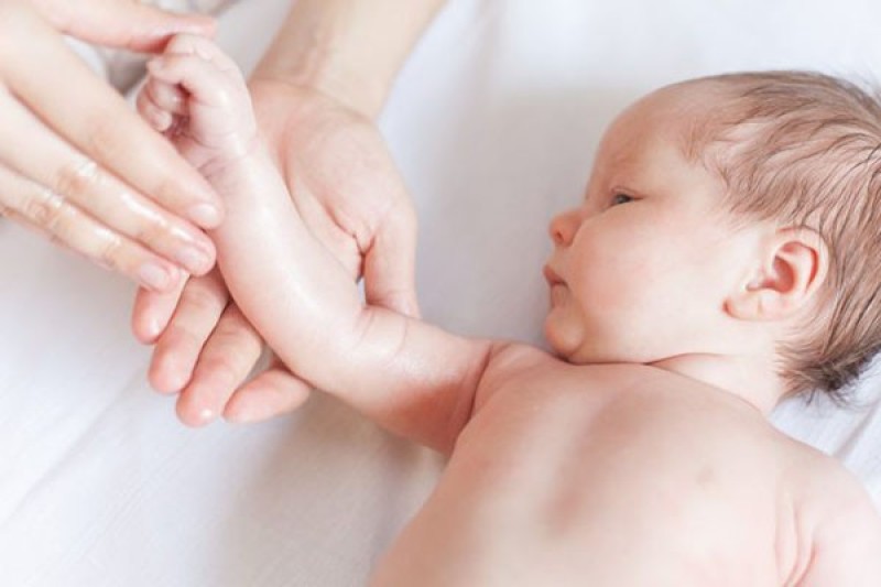 Dầu khoáng an toàn với cả da em bé.