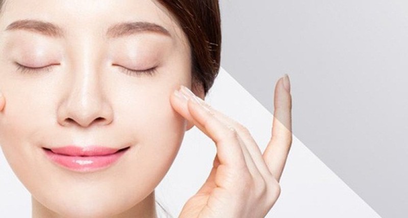 Bạn nhớ massage mặt đúng để serum thấm vào da dễ dàng hơn