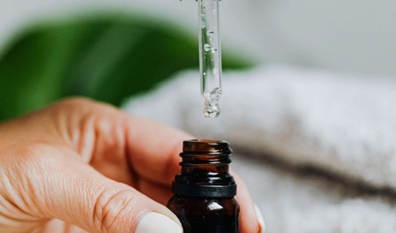 Mỗi lần dùng bạn chỉ lấy lượng serum vừa đủ.
