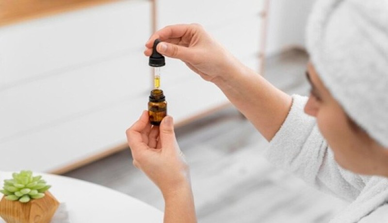 Các loại serum có chứa vitamin C thường đựng trong lọ tối màu để tránh bị oxy hóa.