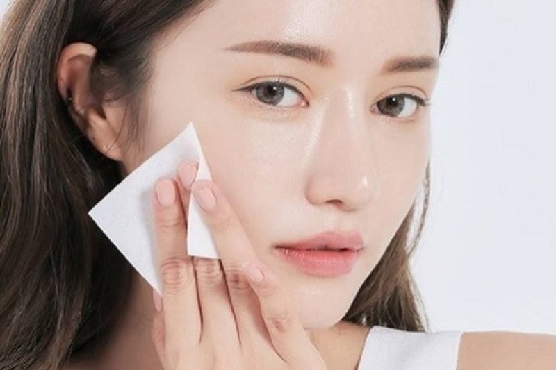 Sử dụng giấy thấm dầu khi da tiết nhiều mồ hôi.