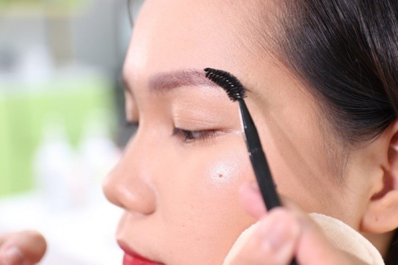 Sau khi vẽ xong, bạn điều chỉnh lại độ đậm, nhạt cho chân mày tùy theo khuôn mặt.